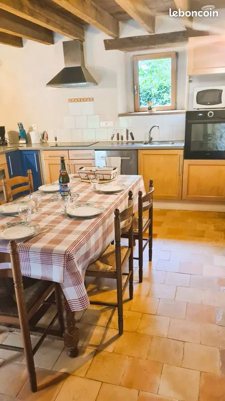 Cuisine équipée du gîte de Pleugueneuc avec table en bois